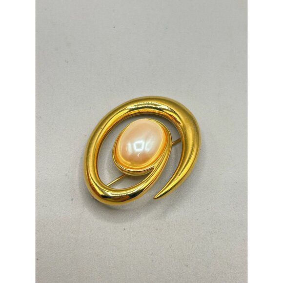 Vintage Monet Gold Tone Faux Pearl Swirl Brooch Pin Oval Shaped Spiral - Picture 4 of 6
